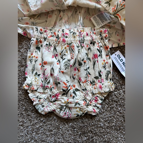 Old Navy Floral Top Bloomers Outfit 2PC Set Baby Girl Sz 0-3m NWT Spring/Summer - Picture 4 of 7